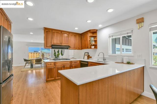 789 E Angela St, Pleasanton CA: https://media.crmls.org/mediaz/df376409-d1f8-47c2-ad00-62c5c13ed362.jpg