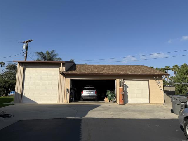 1704 Winterwarm Dr, Fallbrook CA: https://media.crmls.org/mediaz/df379f86-4cfb-493c-90f0-1c739d78b85a.jpg