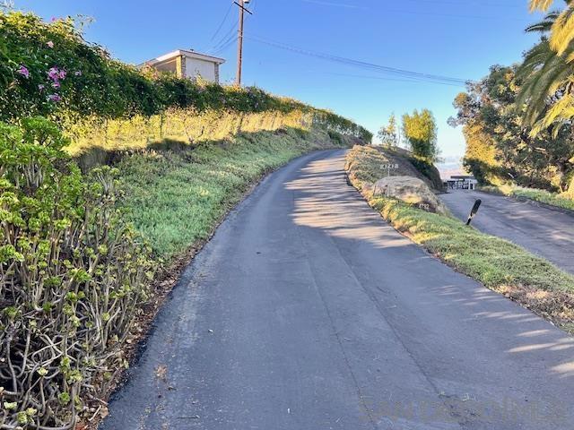 4742 Mount Helix Drive, La Mesa CA: https://media.crmls.org/mediaz/df38ed18-2837-4d60-bc1e-322200b2ff79.jpg