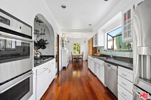 10516 Tennessee Avenue, Los Angeles CA: https://media.crmls.org/mediaz/df398661-388d-42af-98a5-9aa8ae3811d6.jpg