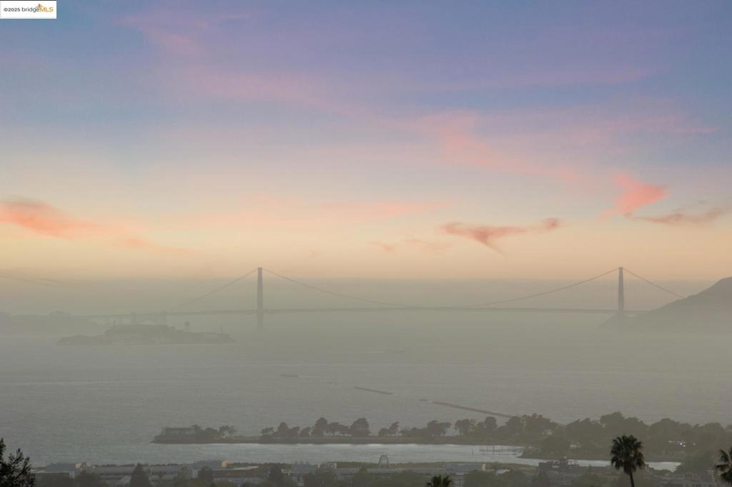 https://media.crmls.org/mediaz/df3a4a31-5e33-4f68-99ac-a5f6ec4ae6e7.jpg?preset=X-Large