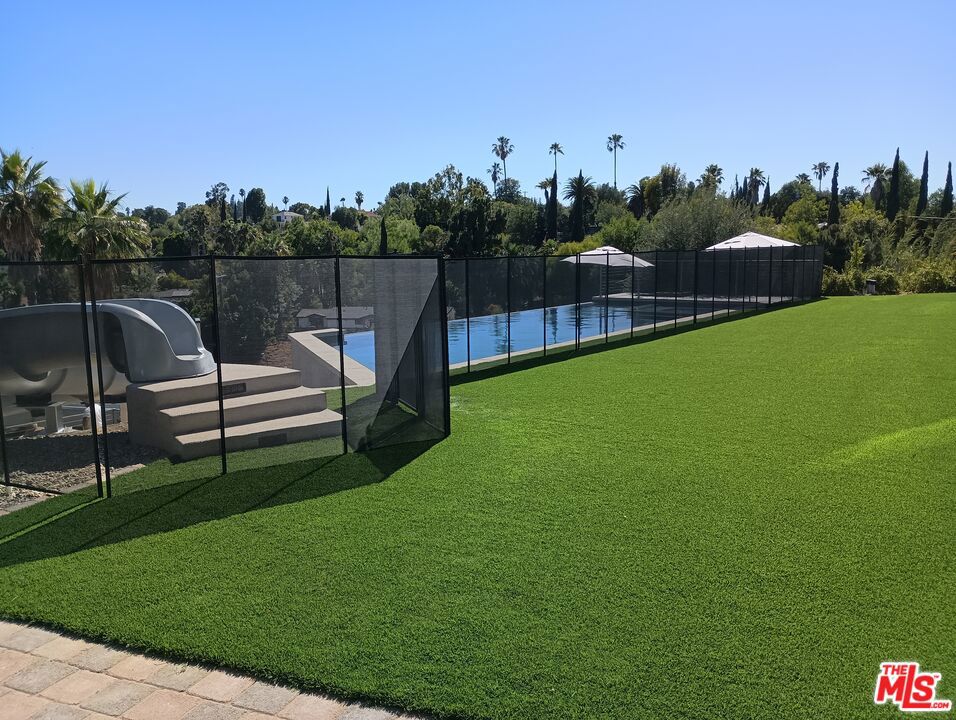 https://media.crmls.org/mediaz/df3b371a-c96d-4ada-a8a1-c8044340e883.jpg?preset=X-Large