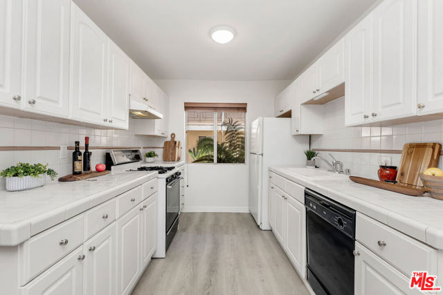 4358 Mammoth Avenue, 3 photo 7