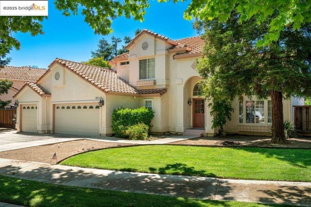 1281 Sea Vista Dr, Brentwood CA: https://media.crmls.org/mediaz/df3ca868-8a4b-4115-8ace-faea89abd416.jpg