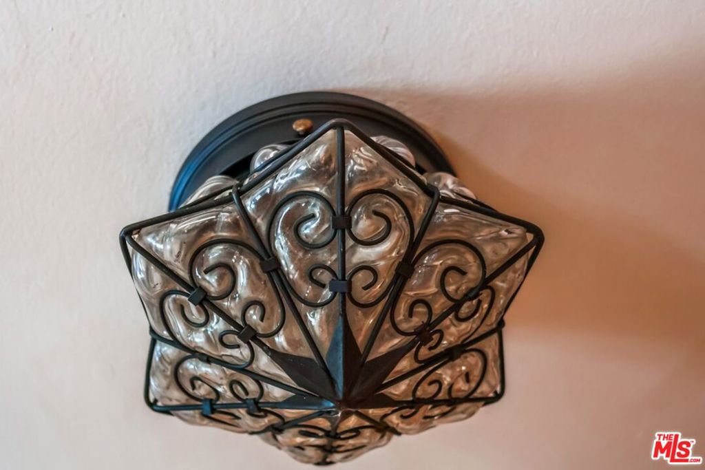 https://media.crmls.org/mediaz/df3d0772-a92b-493b-b70d-210a64aae07f.jpg?preset=X-Large