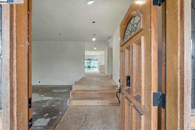 21798 Independent School Rd, Castro Valley CA: https://media.crmls.org/mediaz/df3de07b-c107-4ad6-b087-32816b563b8f.jpg