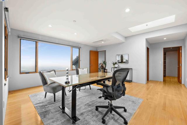 103 Diablo Dr, Oakland CA: https://media.crmls.org/mediaz/df3e21fb-ed41-4a30-95ab-1563520da01c.jpg