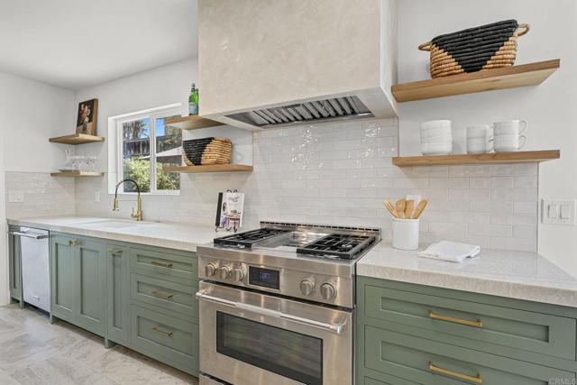 Detail Gallery Image 11 of 42 For 2015 Summit Dr, Escondido,  CA 92025 - 4 Beds | 3/1 Baths
