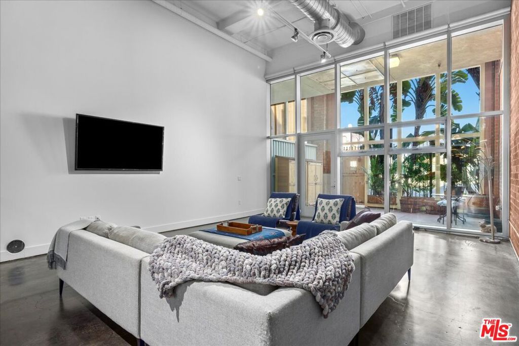120 S Hewitt Street #6
