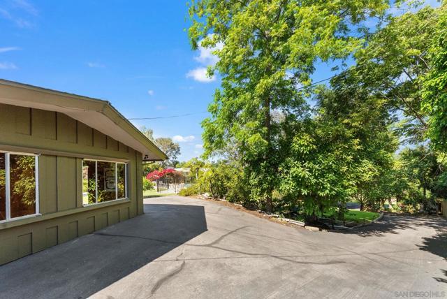 4936 Alzeda Drive, La Mesa CA: https://media.crmls.org/mediaz/df3ead5a-154b-4d57-b9d5-ad5d3b2ca3ad.jpg