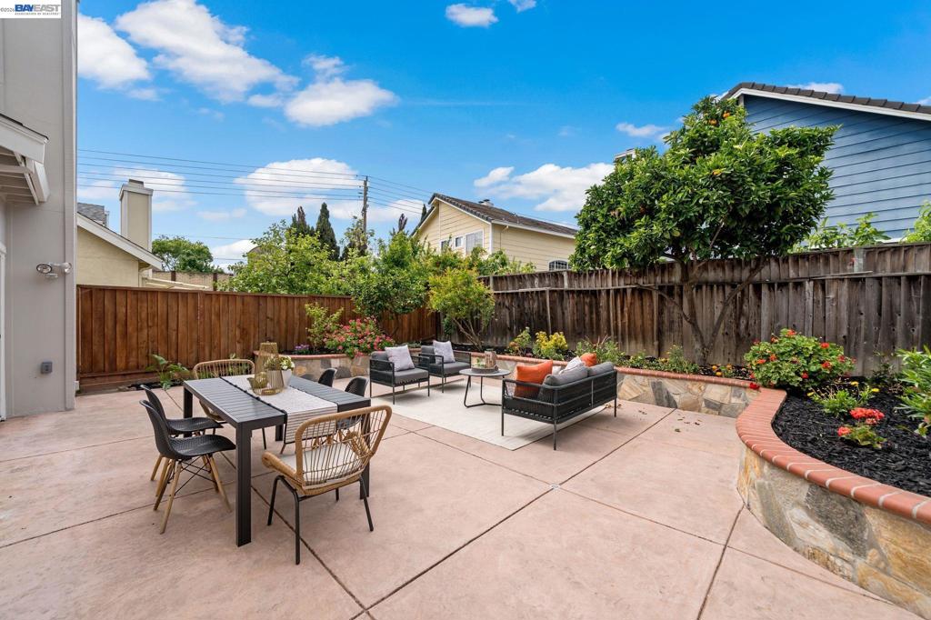 https://media.crmls.org/mediaz/df3f9701-0b20-428c-8be5-ab7916e02c1b.jpg?preset=X-Large