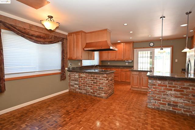 44 Oak Hill Cir, Oakland CA: https://media.crmls.org/mediaz/df3fab93-744e-41b3-8713-e8eb69c65388.jpg