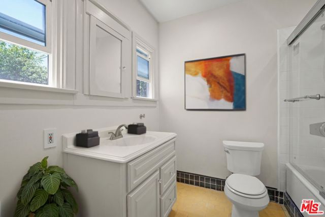 1043 1/2 N La Jolla Avenue, Los Angeles CA: https://media.crmls.org/mediaz/df413542-366f-425d-af7a-8ff3724deaf7.jpg