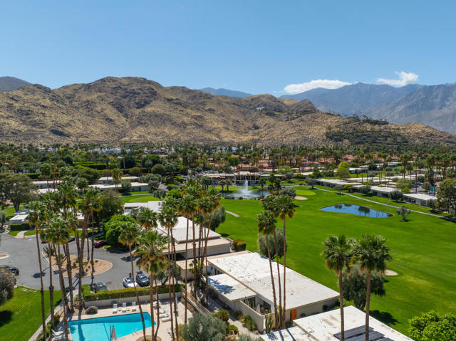 26 Lakeview Circle, Palm Springs CA: https://media.crmls.org/mediaz/df417ba1-07d3-4000-b003-d195bd0fc5d7.jpg