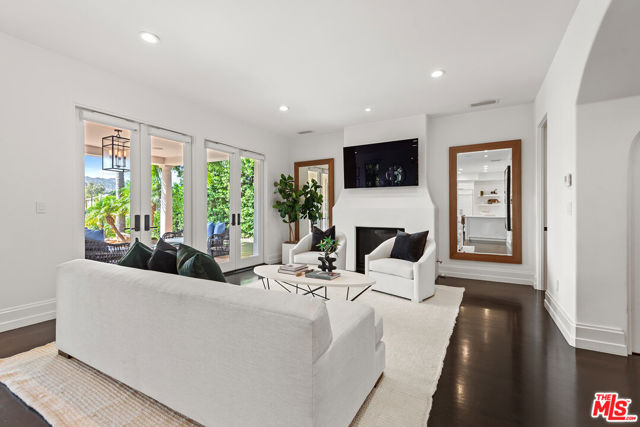 9928 Toluca Lake Avenue, Toluca Lake CA: https://media.crmls.org/mediaz/df41af84-9aba-463f-ab4b-206e70ef70a5.jpg