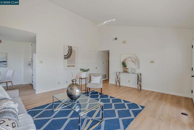 1335 Kenwal Rd, Concord CA: https://media.crmls.org/mediaz/df42a0c1-cb0d-46c4-bae4-b1b570e32a14.jpg
