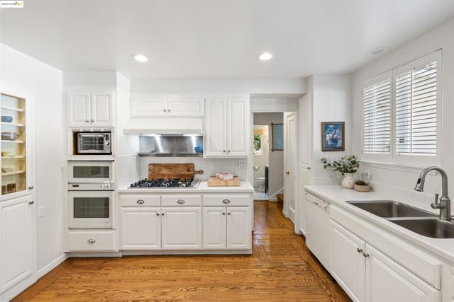 5701 La Salle Ave, Oakland CA: https://media.crmls.org/mediaz/df43235c-276e-453a-8c96-ebc6c4bdd15b.jpg