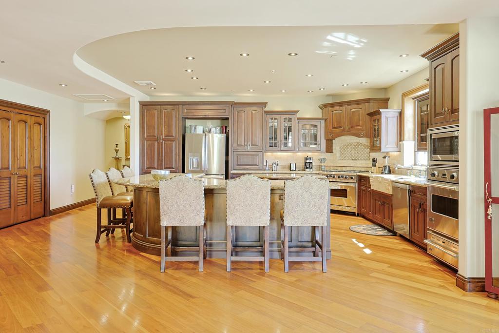 https://media.crmls.org/mediaz/df434ecc-5882-479d-a04b-d0b81a0d96b0.jpg?preset=X-Large