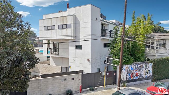 815 Hampton Drive, Venice CA: https://media.crmls.org/mediaz/df43dd90-23ba-4de8-8e8c-ba8bca79fe58.jpg