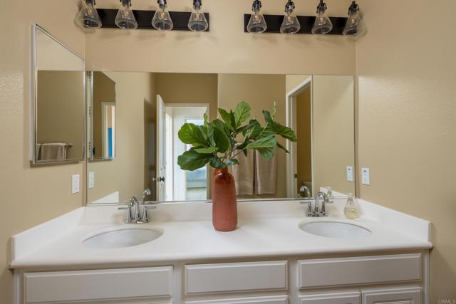 1185 Parkview Drive, Oceanside CA: https://media.crmls.org/mediaz/df43eea9-240a-4955-b796-983abf82a4c6.jpg