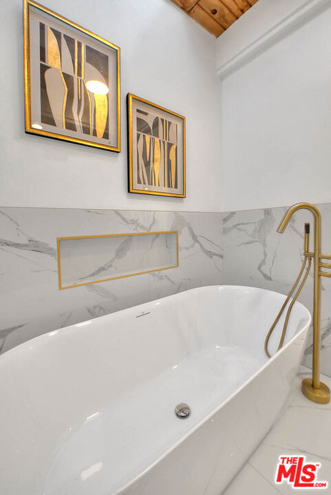 3804 Duray Place, Los Angeles CA: https://media.crmls.org/mediaz/df4466a0-f425-4ada-aef1-15d1f95a07d4.jpg