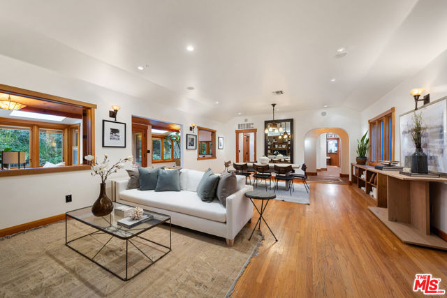 5045 Oakdale Avenue, Woodland Hills CA: https://media.crmls.org/mediaz/df4512b1-6297-453f-bada-7907cb9891b6.jpg