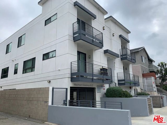14822 Magnolia Boulevard, Sherman Oaks CA: https://media.crmls.org/mediaz/df451f1a-1568-4164-a316-68f1d10b0792.jpg