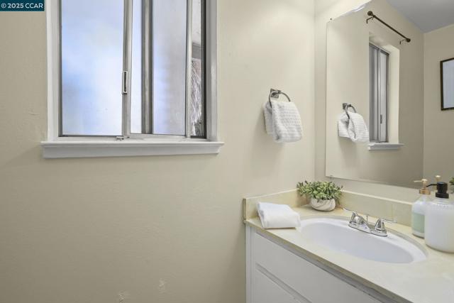 5475 Roundtree Pl, Concord CA: https://media.crmls.org/mediaz/df45ac72-7121-4553-a805-c06aa47c594d.jpg