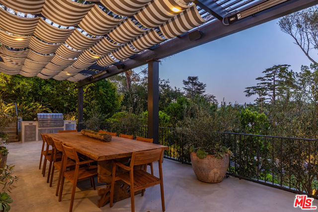 365 Norcroft Avenue, Los Angeles CA: https://media.crmls.org/mediaz/df45ccda-aa6c-4a93-b754-e80ab6f25c0b.jpg