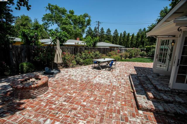 3252 Woodview Dr, Lafayette CA: https://media.crmls.org/mediaz/df469c87-4999-46a7-bfcb-6d721a78c67a.jpg