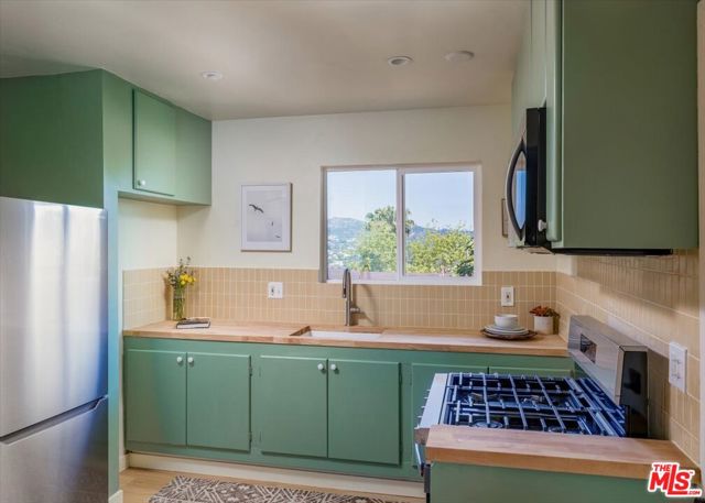 2467 Silver Ridge Avenue, Los Angeles CA: https://media.crmls.org/mediaz/df470cce-313a-4783-b3a8-9ae78abf1490.jpg