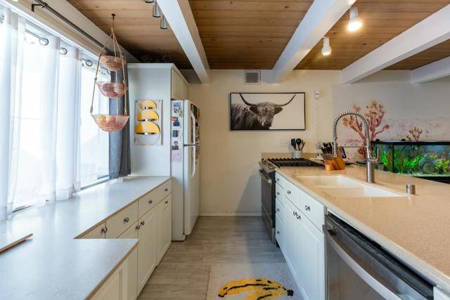 6229 Green Valley Circle, Culver City CA: https://media.crmls.org/mediaz/df48f9bf-ab7f-48af-ab3f-ecbffe981cfc.jpg