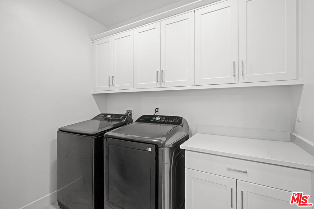 https://media.crmls.org/mediaz/df49f5a3-25a1-46eb-bd52-b125d85efbc0.jpg?preset=X-Large