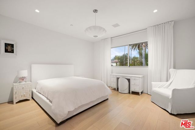 251 21st Street, Santa Monica CA: https://media.crmls.org/mediaz/df4ac6cd-8018-4574-b7c3-1050b59f0738.jpg