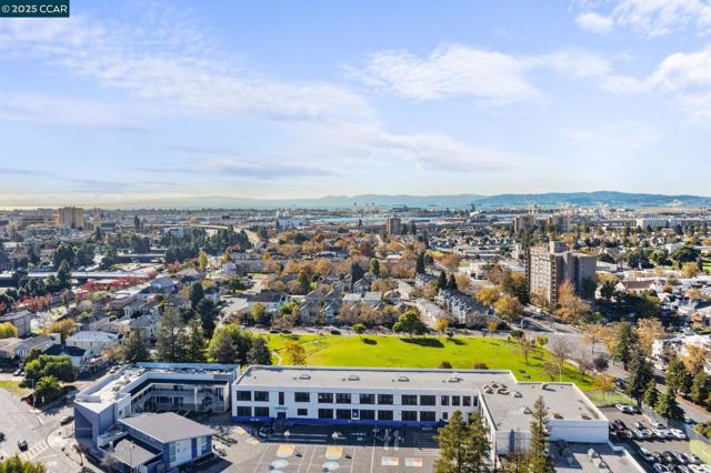 814 20th Street, Oakland CA: https://media.crmls.org/mediaz/df4af00d-f542-48a3-aaa4-0def0aec093d.jpg