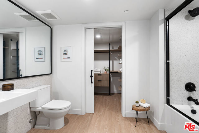 3688 Overland Avenue, Los Angeles CA: https://media.crmls.org/mediaz/df4b8674-26ea-4d70-bb42-7215acc46e79.jpg