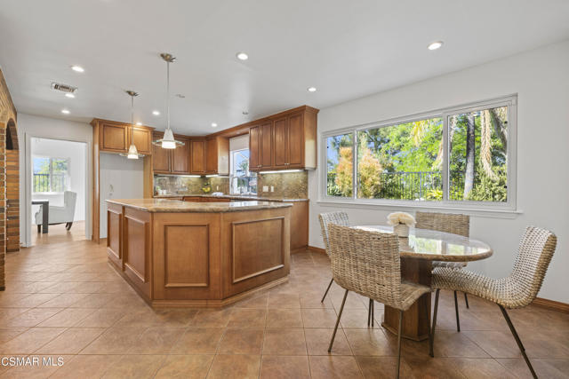 287 Golden Fern Court, Simi Valley CA: https://media.crmls.org/mediaz/df4c0d10-8ffb-4970-bda8-6fb4a4426a84.jpg