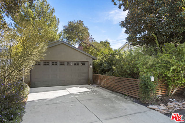 10310 Scoville Avenue photo 2