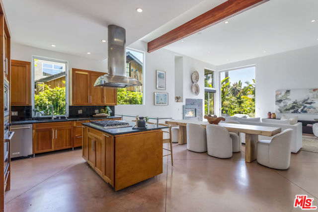 2336 Boone Avenue, Venice CA: https://media.crmls.org/mediaz/df4c5138-f121-4bc9-8b4d-07fed8eab2a6.jpg