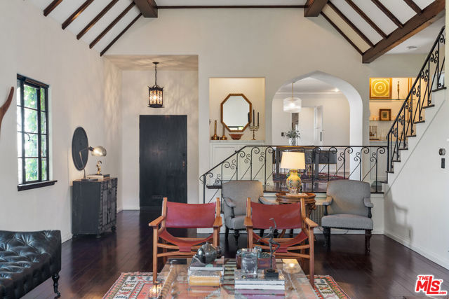 3827 Carnavon Way, Los Angeles CA: https://media.crmls.org/mediaz/df4d009e-5290-4390-ae94-1d0be0022c9e.jpg