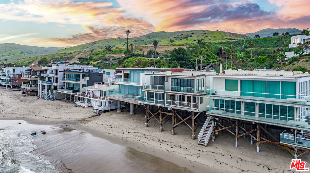 https://media.crmls.org/mediaz/df4d899b-757d-4f48-8536-d54c491124ab.jpg?preset=X-Large