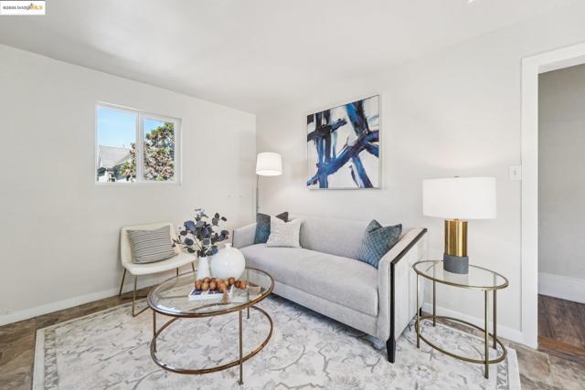 1549 5Th Ave, Oakland CA: https://media.crmls.org/mediaz/df4dad4c-8c1f-4c93-96fd-8aa3815efed8.jpg