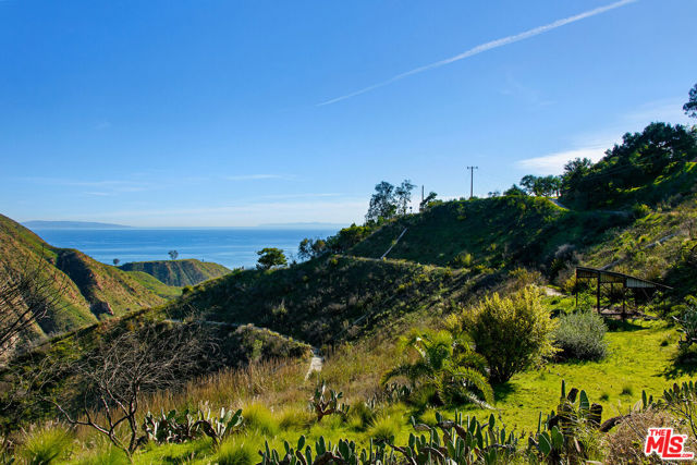 2700 Hume Road, Malibu CA: https://media.crmls.org/mediaz/df4dbd10-3926-4b4a-9f6e-17356eaff0af.jpg