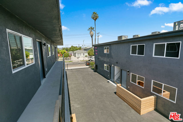 2922 Hauser Boulevard, Los Angeles CA: https://media.crmls.org/mediaz/df4e2906-cbfe-4029-a8df-997d39abb669.jpg