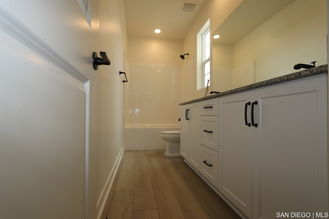 637 Meadowood ST, Fallbrook CA: https://media.crmls.org/mediaz/df4eff09-7fd5-460d-8c2a-4716bef7992a.jpg