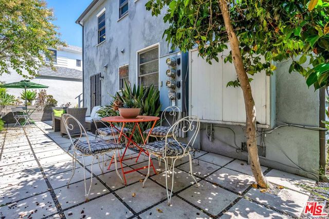 1229 Smithwood Drive, Los Angeles CA: https://media.crmls.org/mediaz/df4f4e90-5403-4eec-9d6d-d3e4d0aeb998.jpg