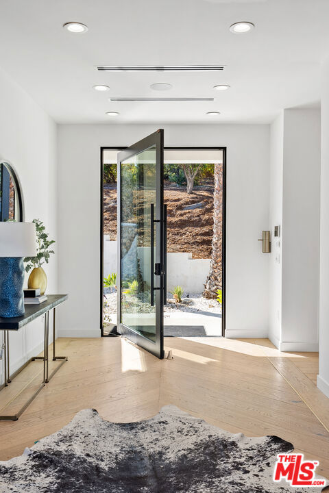 19536 Wells Drive, Tarzana CA: https://media.crmls.org/mediaz/df4faeaf-4cf9-4dbc-9b0c-0ccda569e1a1.jpg
