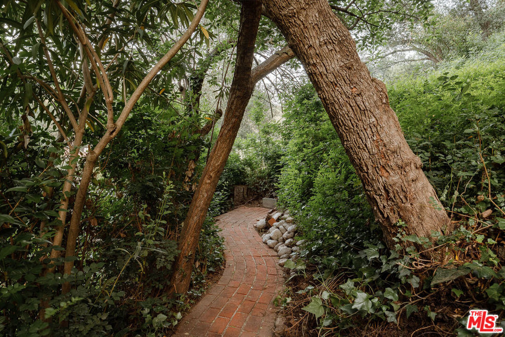 https://media.crmls.org/mediaz/df4ff3db-1137-448e-b6e5-bfa258dba61c.jpg?preset=X-Large