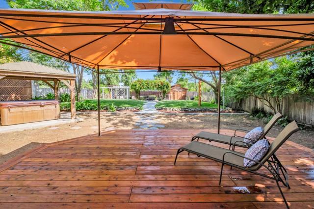 18 Linden Road, Watsonville CA: https://media.crmls.org/mediaz/df50ab20-2eef-4e02-baba-7ea92bd4f0ca.jpg