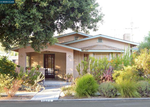 1331 Court Street, Martinez CA: https://media.crmls.org/mediaz/df50b343-0009-4e6e-9dac-9d6ee8a5c372.jpg